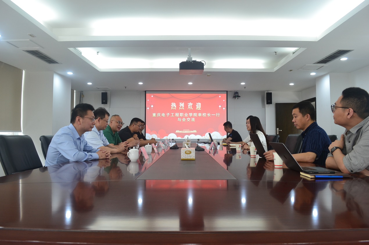 会议室里的人们描述已自动生成